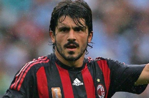 <p>GENNARO GATTUSO<br />
<br />
Milan forması giyerken saha kenarındaki yedek kulübesinde yer alan banklardan birine oturmak istemiş ama bir anda dengesini kaybedip iki bank arasına düşmüştü. Sol elinin üzerine düşen efsanenin bilek kemiğinin kırıldığı tespit edilmişti.</p>
