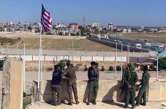 <p>Şanlıurfa'nın Akçakele İlçesi'nin karşısında bulunan terör örgütü PKK'nın Suriye uzantısı PYD kontrolündeki Tel Abyad'a ABD bayrağının asılışı sırasında çekilen fotoğraflar ortaya çıktı. </p>