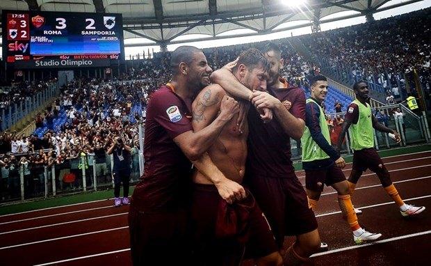 <p>İlk 10, kadrolarına ve elde ettikleri sonuçlara bakıldığında sürpriz sayılabilecek 2 İtalyan ekibi ile tamamlanıyor. 9. basamakta 535 milyon euroluk harcamayla Roma yer alıyor.</p>