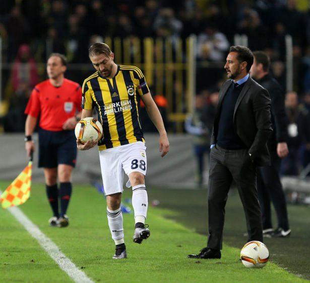 <p><span style="color:#D3D3D3"><strong>Pereira'ya küs oyuncular var</strong></span></p>
<p>Takımda yaklaşık 1.5 aydır hocasının yüzüne bakmayan oyuncular var. Gerekçeleri muhtemelen sergile<span style="color:#D3D3D3"></span>nen futbol. Daha iyisini yapabileceklerinin farkında olan oyunculardan 3'ünün son zamanlarda Pereiya'ya küs oldukları ve hiç dialog kurmadıkları öğrenildi.</p>