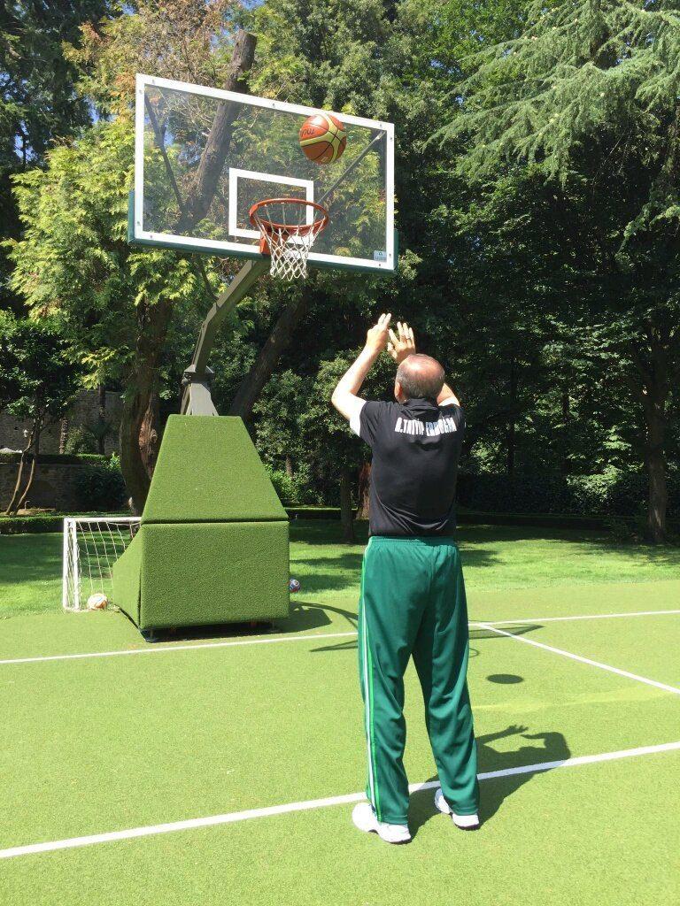 <p>Erdoğan "Basket var, koşu var, ağırlık çalışmaları var. Sabahları kapalı ve açık spor yapıyorum. Kilomu da korumaya çalışıyorum. Boyum 85, kilom 95." cevabını vermişti. İşte ilk kez yayınlanan o fotoğraflar ve Cumhurbaşkanı Recep Tayyip Erdoğan'ın en renkli spor fotoğrafları...</p>

<p> </p>

