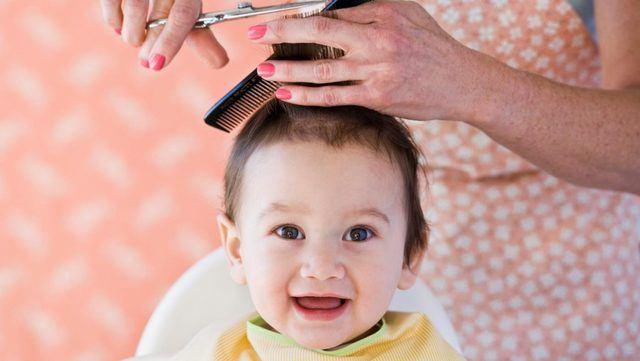 <p>Bebeklerinin saç kesimi konusunda tecrübesi olmayan anne ve babalar, bebeklerinin saçlarının ilk ne zaman kestirmeleri gerektiğini bilmezler. Bebekler için en doğru zaman ortalama 2 yaş civarıdır. Peki, bebeklerde saç kesimiyle ilgili nelere dikkat edilmeli?</p>
