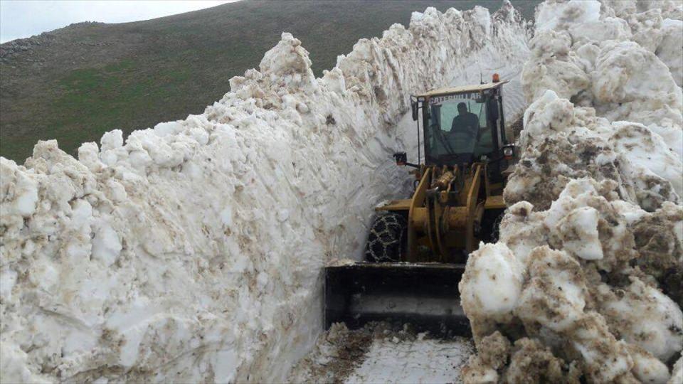 <p>Kabadüz Belediye Başkanı Yener Kaya, AA muhabirine yaptığı açıklamada, mayıs ayı olmasına rağmen karla mücadele çalışmalarının sürdüğünü belirterek, "Yaylada bazı oba yollarımız kış aylarında yağan karın tipi yapması sonucu kapanmıştı. Şimdi bu yolların açılması için çalışmalarımızı sürdürüyoruz." dedi. </p>