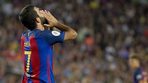 <p>Türk futbolcu, Neymar'ın yokluğunda Luis Enrique tarafından kullanılan ilk tercih oldu. </p>