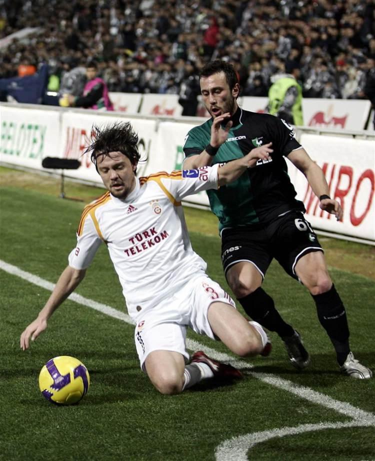 <p><strong>UĞUR UÇAR </strong></p>
<p> </p>
<p>Galatasaray'ın altyapısından çıkan önemli isimlerden olan Uğur Uçar, bir dönem sağ bekte güven veren isimlerdendi. Ancak eski Galatasaraylı Batista'nın Konyaspor forması giydiği dönemde Uğur Uçar'ı sert bir şekilde sakatlaması, oyuncunun kariyerini sekteye uğrattı. Uğur şimdilerde Başakşehir forması giyiyor.</p>