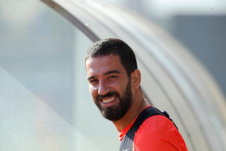 <p><span style="color:rgb(68, 68, 68)">Arda Turan</span><a href="http://www.takvim.com.tr/multimedya/galeri/turkiye/demokrasi-ve-sehitler-mitingine-katilacak-unlu-isimler/22">.</a></p>
