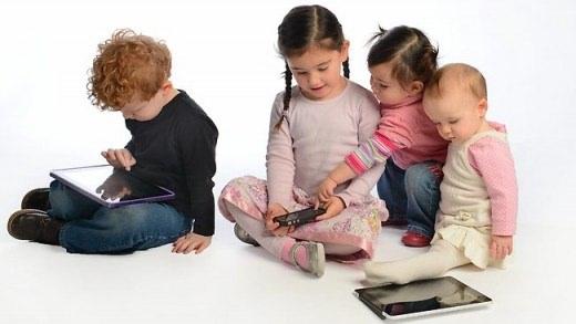 <p><strong>Örnek olun</strong></p>
<p>Anne babalar, çocuklarına teknoloji kullanımı konusunda örnek olmalı. Çocuğu uzak tutmaya çalışan annenin telefondan uzak kalamıyor olması çocuğun gözünden kaçmayacaktır.</p>
<p> </p>