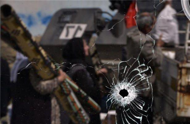 <p>Kışla Mahallesi'nde yaşayan ve terör saldırılarına daha fazla dayanamayan 17 kişilik 3 ailenin, yardım talebinde bulunması üzerine güvenlik güçleri harekete geçti.</p>
<p> </p>