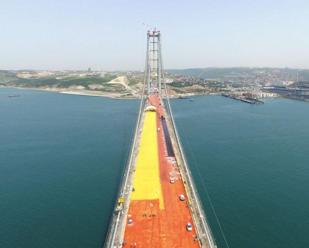 <p>Yapımına 29 Mayıs 2013 yılında başlanan ve Yavuz Sultan Selim Köprüsü adı verilen 3. Boğaz Köprüsünde geçtiğimiz günlerde asfaltlama çalışmalarının sona ermesiyle gözler köprünün bağlantı yollarına çevrildi. 3. Boğaz Köprüsü ve Kuzey Marmara Otoyolu Projesi'nde inşa edilen 116 kilometrelik otoyolda viyadükler önemli bir yer tutuyor.<br />
 </p>
