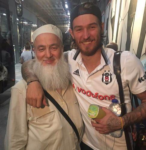 <p>Beşiktaş'ın yıldız oyuncusu Ömer Şişmanoğlu'nun babası Hasan Şişmanoğlu oğlunun doğum yeri, Almanya'nın Hamburg kentinde düzenlenen Cumhuriyet Kupası'nda ter döktü.</p>

