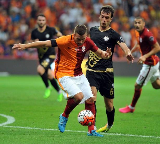 <p><span style="color:#A9A9A9">Galatasaray gole çok yaklaştı. Wesley Sneijder'in ortasında altı pas üzerinde Lukas Podolski'nin yaptığı kafa vuruşunu kaleci Ahmet Şahin direk dibinde kurtarıyor.</span></p>
