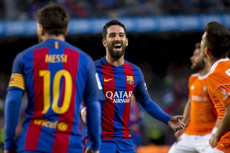 <p>Luis Enrique ile yolları ayıracak olan Katalan kulübünde milli yıldızın geleceği tartışılıyordu.</p>
