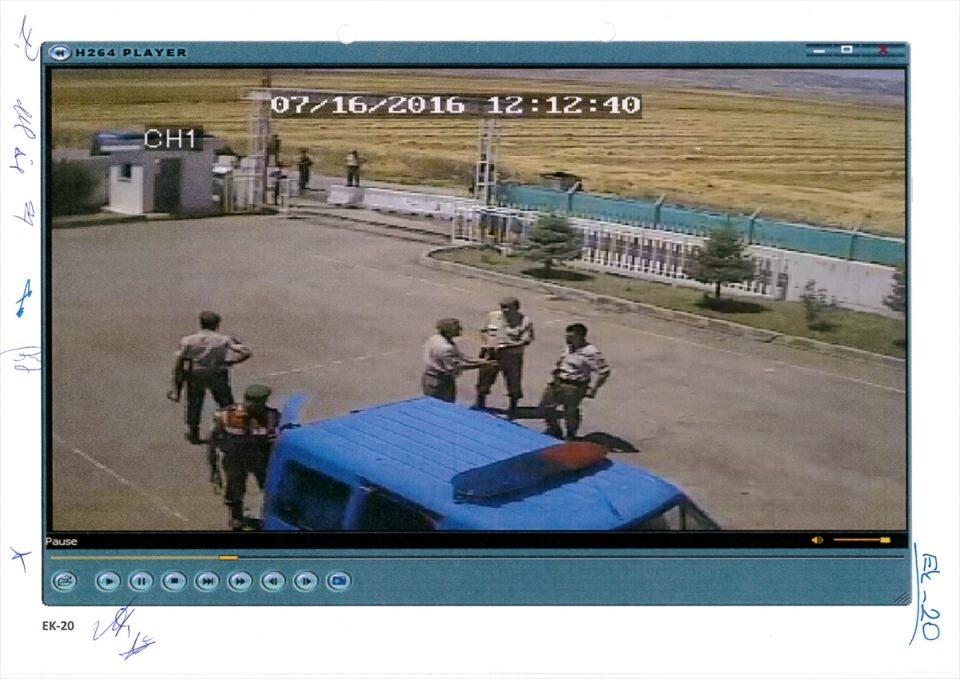 <p>Saat 12.32'de aralarında Kemal Batmaz ve Harun Biniş'in de bulunduğu şüphelileri taşıyan iki binek araç, jandarma nizamiyesi önüne geldi. Araçlardan indirilen şüpheliler, yürüyerek karakola alındı. </p>