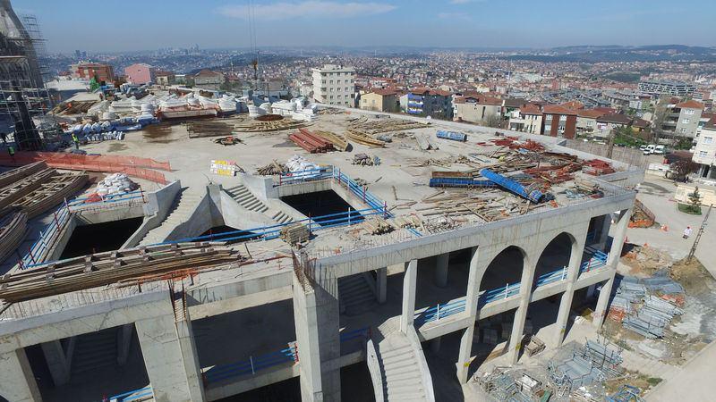 <p>İstanbul Cami ve Kültür Hizmet Birimleri Yaptırma ve Yaşatma Derneği Başkanı Ergin Külünk, "Burada sadece bir camii inşaatı değil, konferans salonları, sanat atölyeleri ile dev bir kompleks yapıyoruz. 2016 yılının Kadir Gecesi'nde söz verdiğimiz gibi bir iftar verip ilk namazımızı kılacağız” dedi.</p>
