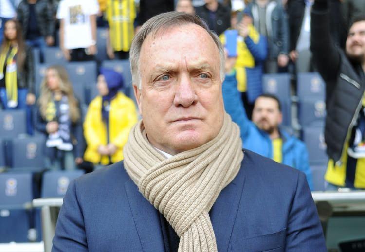 <p><strong>Advocaat giderse gitsin! </strong></p>
<p>“Dünya Kupası'na gidecek takımlar özellikle Rusya... Neden izlemeye gitsin Advocaat ben boştayım gidip çalıştırabilir diye anlıyorum ben. Advocaat konusu değil bu bir Fenerbahçe konusu... Fenerbahçe bu ülkenin en büyük pırıltısıydı. Gösterişli bir yer, gösterişli oyuncular oynatır her zaman başarılı olamaz. Galatasaray o dönem aldı gitti ama Fenerbahçe bir transfer yapar ortalık yıkılır. Bu pırıltının geri gelmesi lazım.”</p>