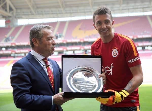 <p>Muslera hata yapmaz . O öyle uygun görmüştür.</p>
