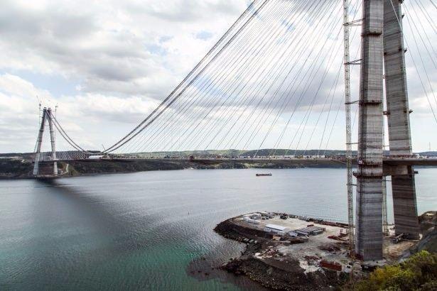 <p>Yavuz Sultan Selim, kule yüksekliği ve ara açıklığı ile dünyanın en büyüğü olacak. Yavuz Sultan Selim Köprüsü'nün 15 kilometre otoyol ve bağlantı yolu, iki şeritli tren yolu, sekiz şeritli karayolu kapasitesi, yaya yürüyüş yolu ve estetiğiyle dünyaya örnek bir proje. Üçüncü Köprü dünyadaki diğer köprülere bakıldığında birçok alanda ilk olma özelliği taşıyor.</p>