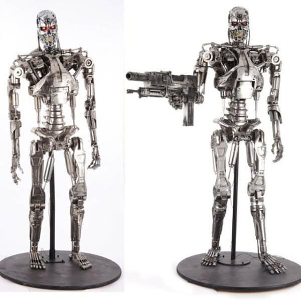 <p>Terminatör 2<br />
T-800 metal model<br />
488 bin 750 dolar</p>
