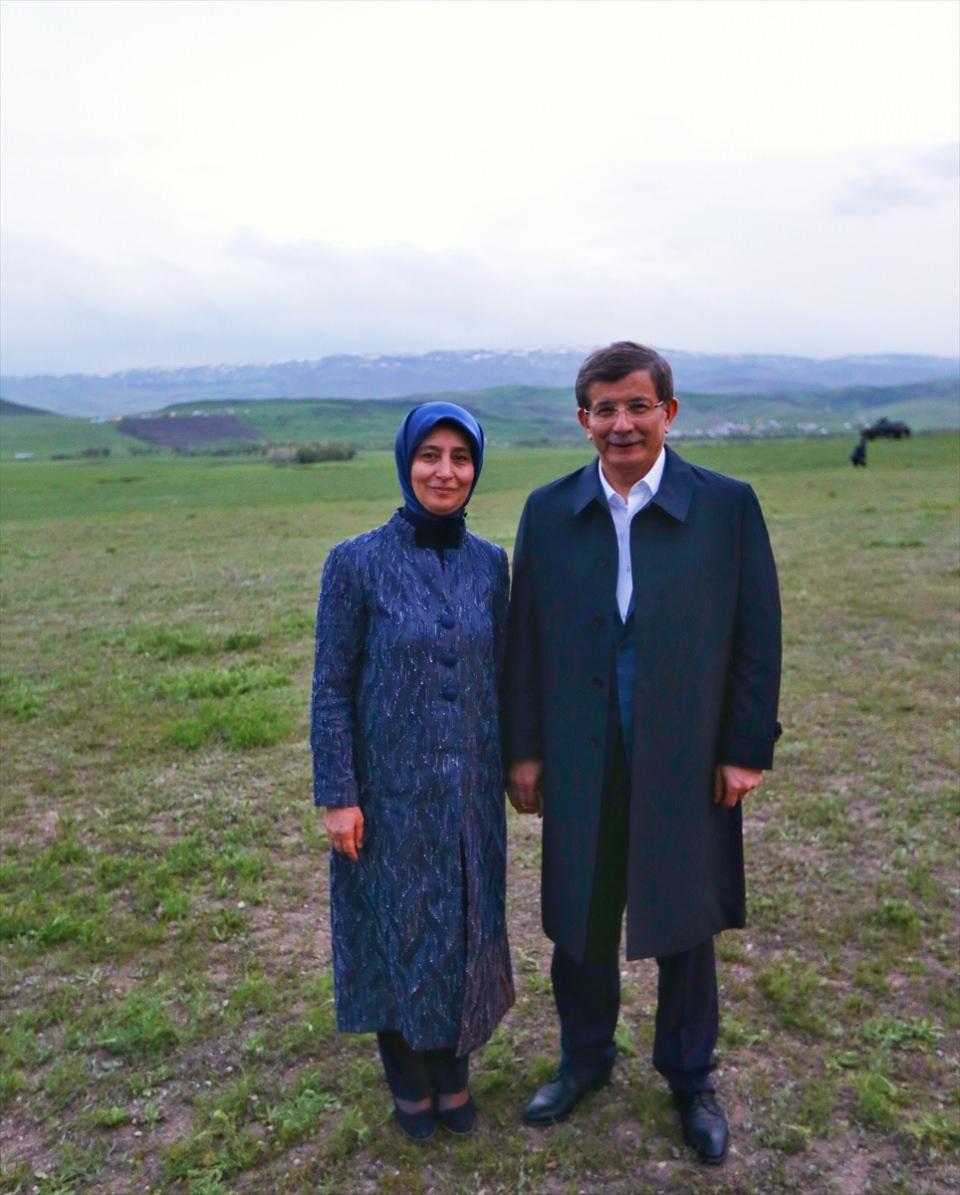 <p>Başbakan Ahmet Davutoğlu, Cumhurbaşkanı Recep Tayyip Erdoğan'dan devraldığı başbakanlık görevini yaklaşık 21 ay yürütürken, bu dönemde önemli siyasi gelişmeler yaşandı.<br />
<br />
<span style="color:#FFD700"><strong>Başbakan Ahmet Davutoğlu Muş'un Varto İlçesini ziyaretinde eşi Sare Davutoğlu ile poz verdi. </strong></span></p>
