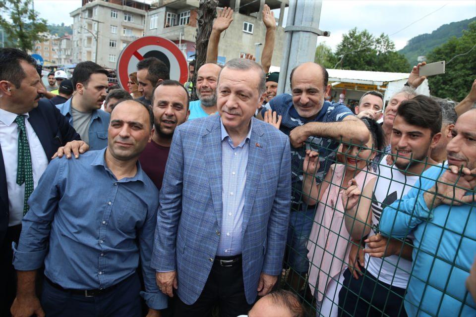 <p>Cumhurbaşkanı Erdoğan, daha sonra incelemelerde bulunmak üzere helikopterle Ovit Tüneli’ne hareket etti. </p>