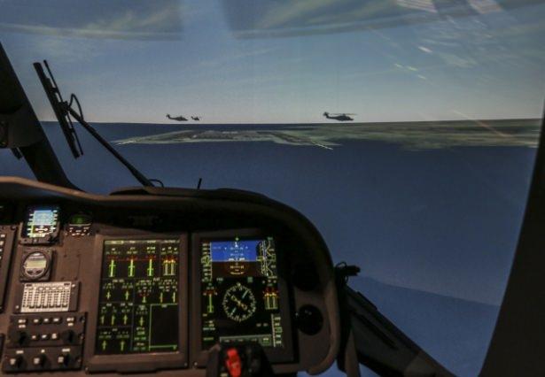 <p>Şirket, Katar Hava Kuvvetleri Komutanlığı envanterinde bulunan AW139 helikopteri gereksinimlerini karşılamak için helikopter sistemleri geliştirdi. Pilot koltuğuna oturulduğu andan itibaren gerçek bir uçuş deneyimi yaşatan simülatörde, havada karşılaşılabilecek hemen her türlü durumu ve operasyon seçeneğini test etmek mümkün. Farklı hava koşullarının yaratılarak pilot kabiliyetlerinin test edilebildiği simülatörde, Katar semalarında kar yağışı altında helikopter kullanımı da deneyimlenebiliyor.</p>
