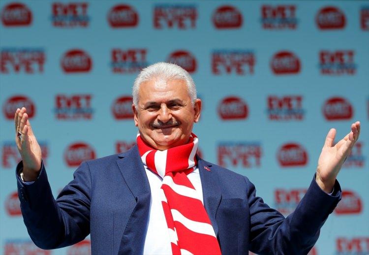 <p>Başbakan Binali Yıldırım ve eşi Semiha Yıldırım, İzmir Gündoğdu Meydanında düzenlenen "İzmir Buluşması"na katıldı.</p>