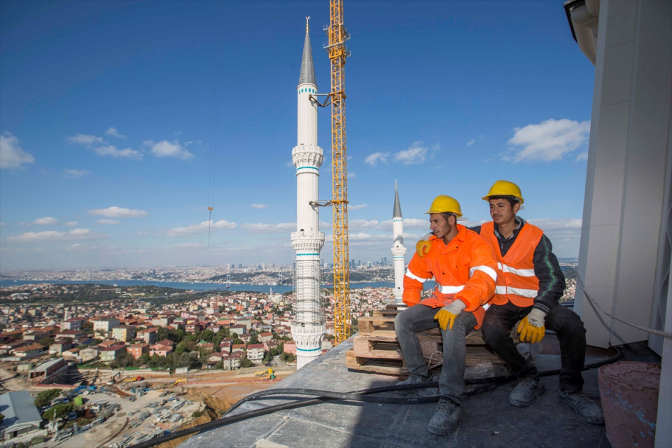 <p>Böylece ana kubbemizdeki yazı ortaya çıktı. Ortada Lafza-i Celal var. Lale deseninden hareketle süslemeler yaptık. Lale de tasavvufta Allah'ı simgeleyen bir figür." diye konuştu.Mimar Sinan'ın, Süleymaniye Camisi'nin akustiği için kubbeye koyduğu 256 küpten yola çıkarak, ana kubbeye 221 delik delerek, akustik literatürüne geçecek bir iş yaptıklarını anlatan Külünk, "Cami akustiğine ciddi faydaları olan bir çalışma. Ses mühendislerimiz bunu tespit etti ve uyguladı." bilgisini verdi.</p>
