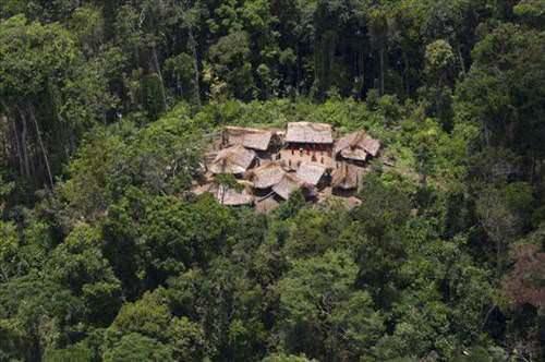 <p>Yüzlerce yerel kabilenin yaşadığı Venezuela-Brezilya sınırındaki Amazon ormanları gazeteciler tarafından görüntülendi. Geçtiğimiz temmuz ayının başında altın avcılarının helikopterle saldırıda bulunulduğu ve katliam yaptıkları iddia edilen Yanomami kabilesi Reuters tarafından fotoğraflandı.</p>

<p> </p>
