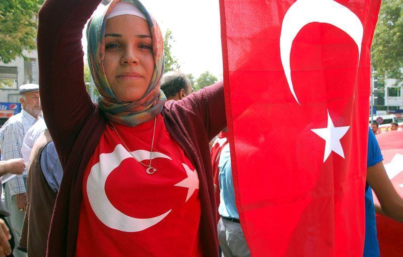 <p>Terör örgütü PKK aleyhine sloganlar atan gruptakiler, daha sonra Demokrasi Parkı'na geçti. Burada Türk bayrağı açarak slogan atmayı sürdüren protestocular, Heykel Meydanı'na ulaştı. HDP il binasının bulunduğu caddeye geçişlerine izin verilmeyen gruptakiler, İstiklal Marşı okuduktan sonra dağıldı.</p>
