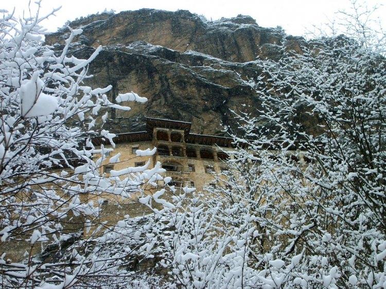 <p><strong>Sümela manastırı;</strong></p>

<p>Rize'nin kış tatili için en sık tercih edilen yeridir. Manastır'ı uzun süre ziyaret edecekler için yol kenarında konaklama yerleri bulunmaktadır.</p>
