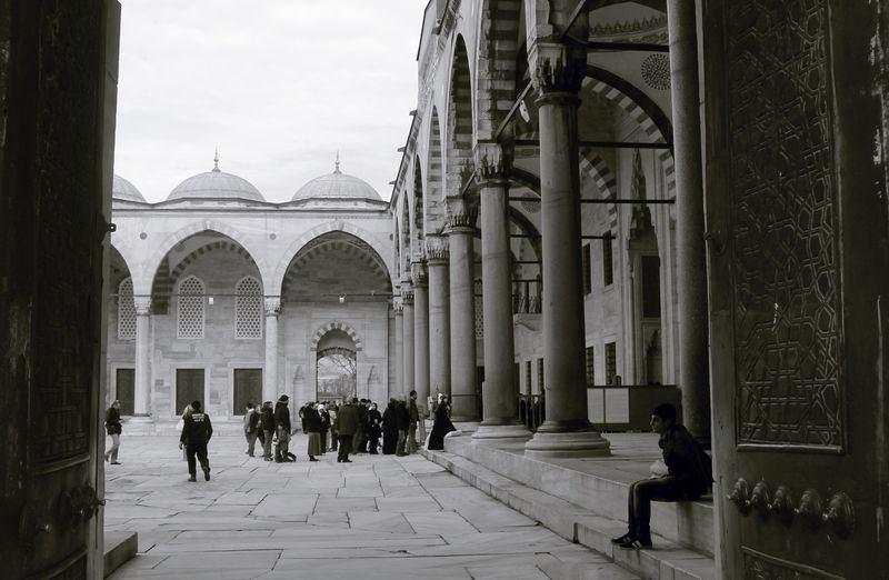 <p>İki yıl sonra Padişah’ın huzuruna çıkan Mimar, Kâbe’nin artık yedi minaresi olduğunu söyler.</p>