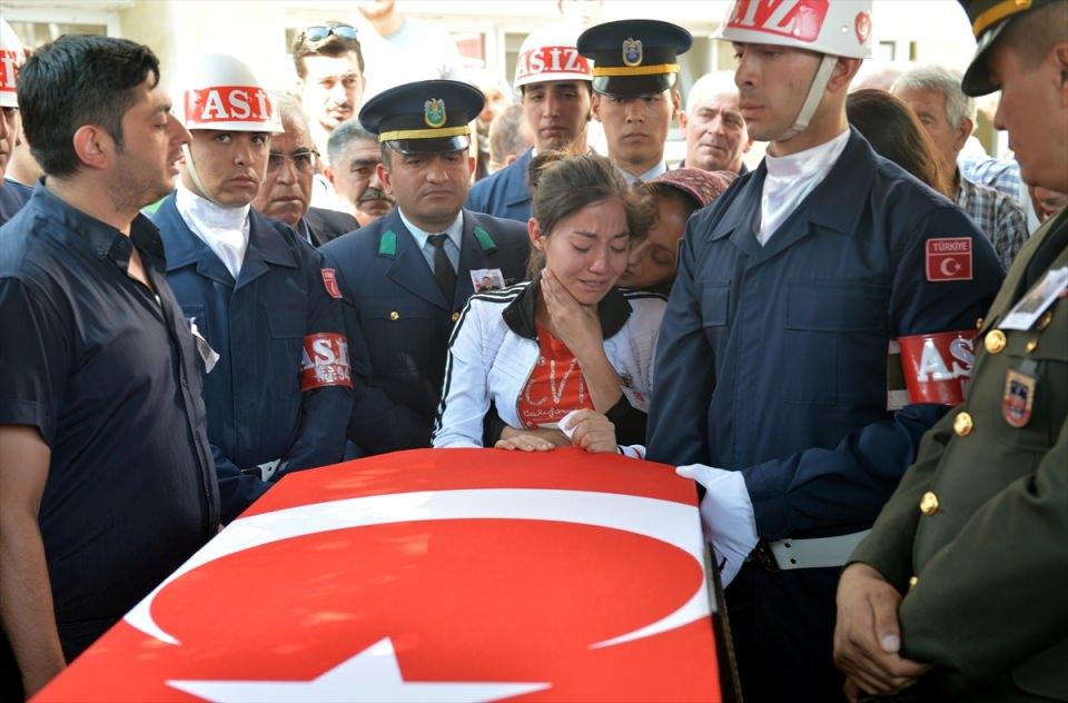 <p>Van'ın Çaldıran ilçesinde terör örgütü PKK'ya yönelik sürdürülen operasyonda şehit düşen Uzman Çavuş Ali Doğukan Kılınç, memleketi Eskişehir'de son yolculuğuna uğurlandı.</p>
