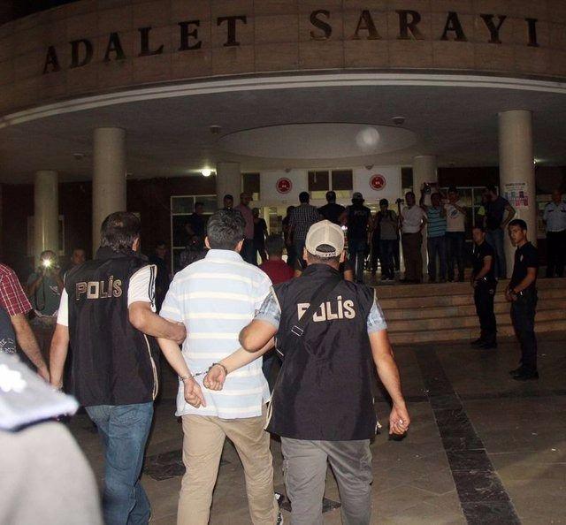 <p>BİLAL BAYRAKTAR (Açığa alındı): KCK soruşturmasını yürüten savcı. Balyoz’da da görev aldı. </p>

<p>KAZIM KAHYAOĞLU: İstanbul’da görülen KCK davasına bakan İstanbul 15. Ağır Ceza Mahkemesi’nin başkanıydı. “Selam Tevhid” olarak bilinen “Sözde Kudüs Ordusu Terör Örgütü” soruşturmasında usulsüz dinleme yönünde karar aldığı gerekçesiyle görevden uzaklaştırılmıştı. </p>
