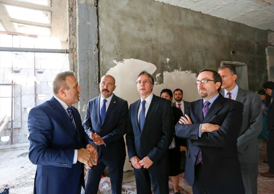 <p>Türk demokrasisine destek veren ve darbeye karşı duran kişilere saygımı ifade etmek amacıyla günüme burada başladım." diye konuştu.</p>
<p> </p>
