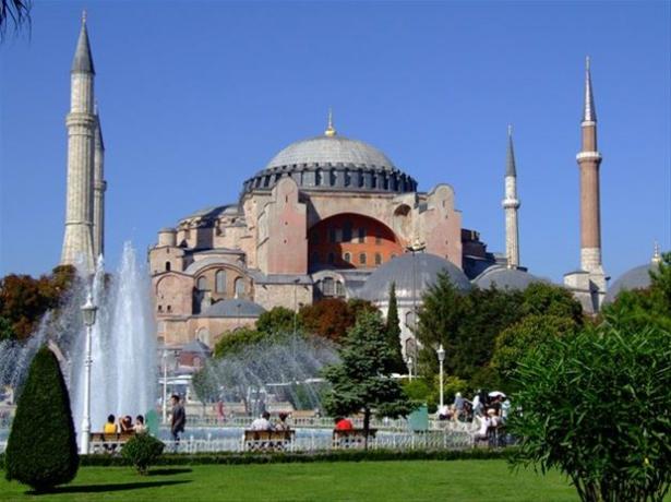 <p>Türkiye'nin hem Avrupa hem Asya'da toprağı bulunan tek ülke olması.</p>
