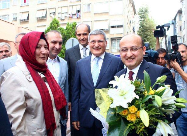 <div>İlk ziyaretini eski görev yeri Pendik Belediyesi'ne yapan Başbakan Yardımcısı Yalçın Akdoğan “Geçmişi unutmadan yola başlamak istedim” dedi.</div>

<div> </div>
