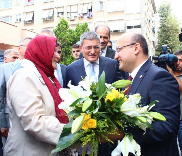 <p>62. Hükümet’e Başbakan Yardımcılığı görevine getirilen Ankara Milletvekili Yalçın Akdoğan, ilk ziyaretini uzun yıllar görev yaptığı Pendik Belediyesine gerçekleştirdi. </p>
