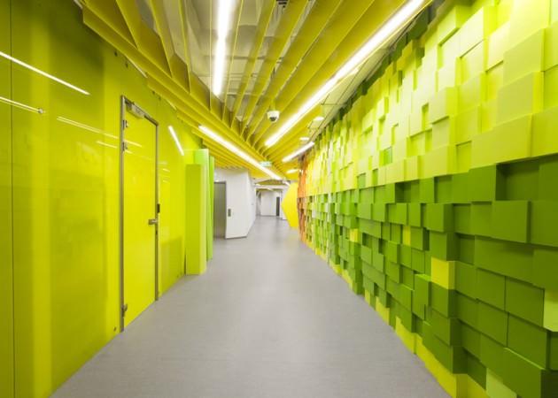 Ünlü mimarlar Peter Zaytsev ve Arseniy Borisenko'nun tasarımında; odalar, ekranlar ve müzik butonlarının olduğu uzun bir koridor çevresinde yer alıyor.