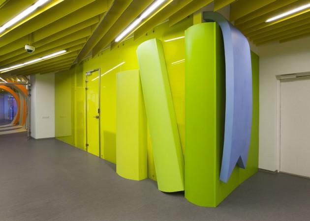 Za Bor Architects, Rusya'nın en büyük internet arama motoru şirketi Yandex'in yeni St. Petersburg ofisinin tasarımını yaptı. Neşeli ve dinamik tasarım, parlak renkleriyle çalışanları motive edecek.