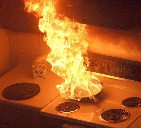 <p>Yanan yağı asla su kullanarak söndürmeyin! <br />
<br />
Yağ molekülleri sıcak bir tavanın ya da tencerenin hemen dibine çöker ve alevlerin çok daha yükseğe çıkmasına sebep olur. Bunun yerine ocağı kapatıp, alevin üzerini kapatarak oksijen almasını önlemelisiniz.</p>
