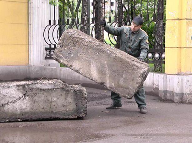 <p>Görevliler yanlış park eden şoförlere pişman olacağı bir ceza kesiyor. İşte hatalı parkın bedeli..</p>
<p> </p>