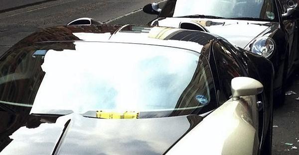 <p>İngiltere'de park halindeki 1 milyon sterlinlik lüks Bugatti marka otomobil, ilgi odağı oldu.</p>
<p> </p>