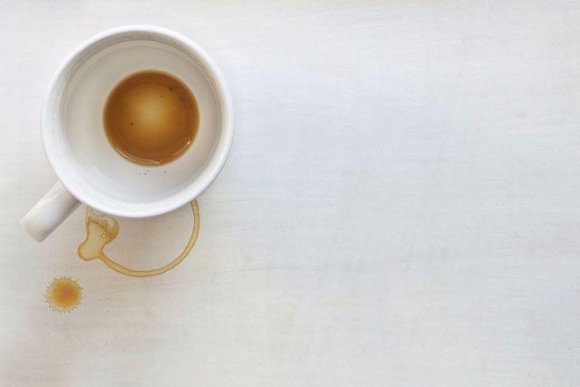 <p><strong>Kupadaki kahve lekesi</strong><br />
 <br />
Kupaya bir miktar karbonat serpin. Üzerine ılık su doldurup 5-10 dakika bekletin.</p>
