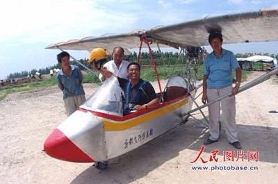 <p>Tan Chengnian-Hafif Uçak (2007): Çin'de köylü Da Vinci olarak tanınan Tan Chengnian, tasarladığı küçük uçağı ile yol alırken</p>

<p> </p>
