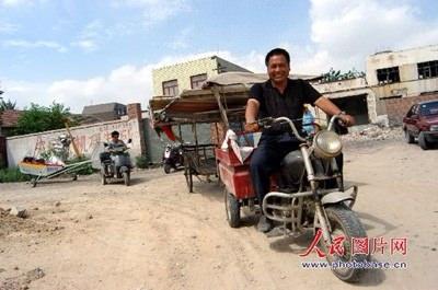 <p>bir köy evinin avlusuna düştü. Çarptığı ev yılıkdı, Chengnian enkaz altında kalarak öldü.</p>

<p> </p>
