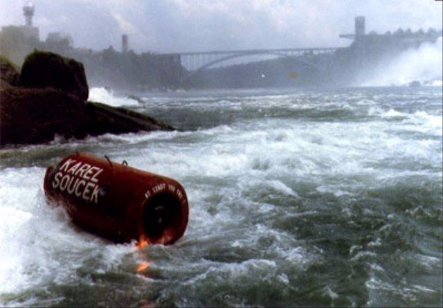 <p><strong>Soucek Karel - Kapsül (1985)</strong><br />
<br />
Kanadalı profesyonel bir dublör olan Karel Soucek Niagara Şelalesi'nden aşağı atlamasını </p>

<p> </p>
