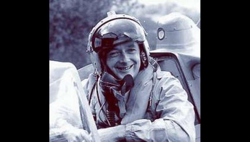 <p><strong>Donald Campbell - Mavi Kuş K7 (1967)</strong><br />
<br />
Hydroplane türü jet motorlu bir deniz aracıyla rekor üzerine rekor </p>

<p> </p>
