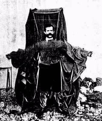 <p><strong>Franz Reichelt - paraşüt</strong><br />
<br />
Uçan Terzi olarak tanınan Avusturyalı terzi. Modern bir paraşüt gibi giyeni yavaşça yere doğru indiren</p>

<p> </p>
