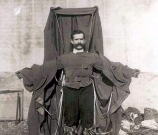 <p>bir palto geliştirdi. Giysisini Eyfel kulesinin ilk güvertesinden, 60 metre yükseklikten denedi. Bir izleyici grubu ve kamera </p>

<p> </p>
