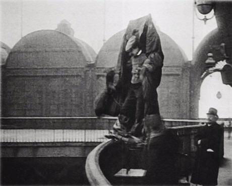 <p>ekibinin de bulunduğu deneyde dümdüz aşağı doğru düşerek hayatını kaybetti. </p>

<p> </p>
